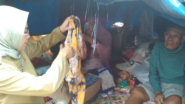 Kisah Cinta Menyentuh Kakek Nenek yang Tinggal di Tenda Lusuh