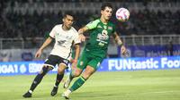 Aksi pemain PSM Makassar, Akbar Tanjung (kiri), dan pemain Persebaya Surabaya, Bruno Moreira, pada lanjutan BRI Liga 1 2024/2025, di Stadion Gelora Bung Tomo, Surabaya, Rabu (23/10/2024). (Bola.com/Aditya Wany)