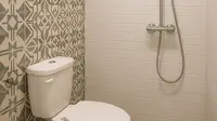 7 Desain Kamar Mandi Ukuran 1x1 dengan Kloset Duduk dan Shower, Simpel dan Minimalis