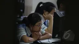 Siswa bersiap mengikuti Ujian Nasional (UN) berbasis komputer atau Computer Based Test (CBT) di SMPK Penabur 2, Jakarta, Senin (4/5). SMPK Penabur 2 menjadi satu-satunya SMP yang melaksanakan UN berbasis komputer di Jakarta. (Liputan6.com/Faizal Fanani)