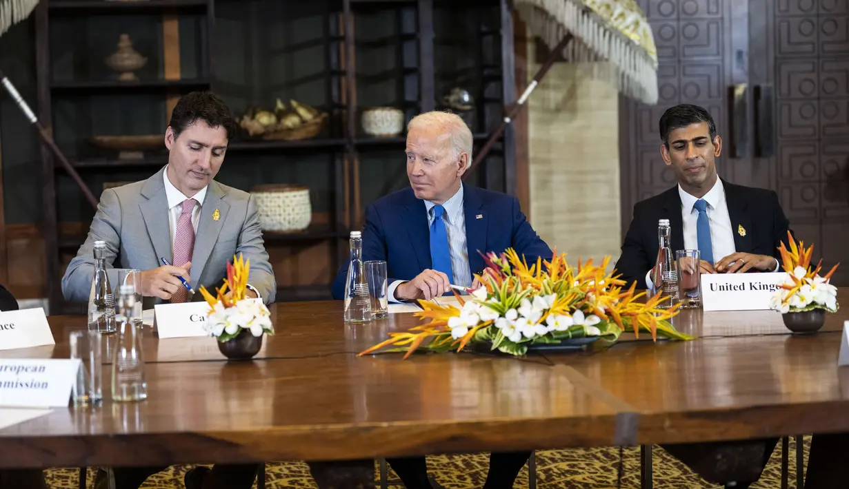Presiden AS, Joe Biden berbicara dengan Perdana Menteri Kanada Justin Trudeau dan Perdana Menteri Inggris Rishi Sunak selama rapat darurat para pemimpin G7 dan NATO di Bali, Rabu (16/11/2022). Sebelumnya, para pemimpin G20  dijadwalkan akan menanam pohon di hutan bakau, tetapi acara itu ditangguhkan karena pertemuan yang dilangsungkan Biden. (Doug Mills/The New York Times via AP, Pool)