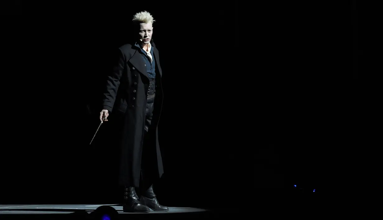Aktor Johnny Depp menyampaikan monolog sebagai tokoh penyihir hitam Grindelwald dalam ajang Comic-Con di San Diego, 21 Juli 2018. Depp membuat pengunjung terkejut ketika ia keluar dari dengan rambut pirang dan kostum. (Photo by Chris Pizzello/Invision/AP)