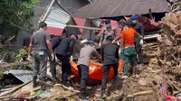 Air Mata Anggota Brimob Tumpah Saat Temukan Jenazah Ibunda di Reruntuhan Longsor Sibolga