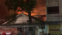 Sejumlah warga menyelamatkan diri dari peristiwa kebakaran di Kecamatan Teluk Betung Selatan, Bandar Lampung.  Foto : (Istimewa).