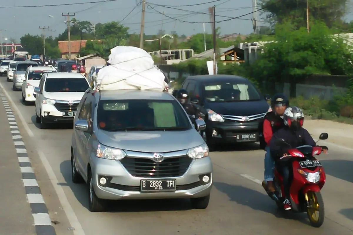 Kepadatan lalulintas mudik di Karawang, Jawa barat di H-2 (Abramena/Liputan6.com)