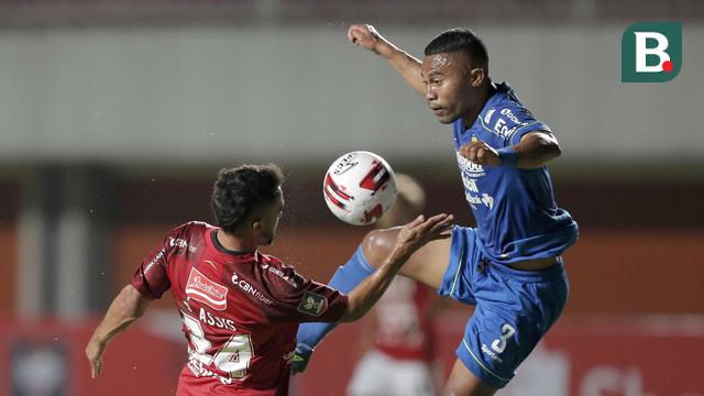 FOTO: Adu Kuat Persib Bandung Melawan Bali United di Babak Pertama