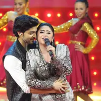 Kemistri Dewi dan Gurmeet sangat tampak ketika tampil di atas panggung itu. Sangat mesra, Gurmeet memeluk erat Dewi dari belakang ketika penyanyi dangdut itu seddang membawakan sebuah lagu. (Bambang E.Ros/Bintang.com)