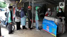 Relawan Yayasan Nasi Jumat (SiJum) Indonesia memberikan  makan siang di Warung Makan Gratis Beji, Depok, Jawa Barat, Rabu (9/3/2022). Makan siang gratis bagi masyarakat umum setiap harinya ini sudah berjalan sejak September 2021. (merdeka.com/Arie Basuki)