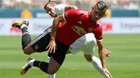 Gelandang Manchester United, Andreas Pereira, dijatuhkan gelandang Real Madrid, Gareth Bale, pada laga ICC 2017 di Stadion Levi's, California, Minggu (23/7/2017). MU menang atas Madrid 2-1 melalui adu penalti. (AFP/Ezra Shaw) 