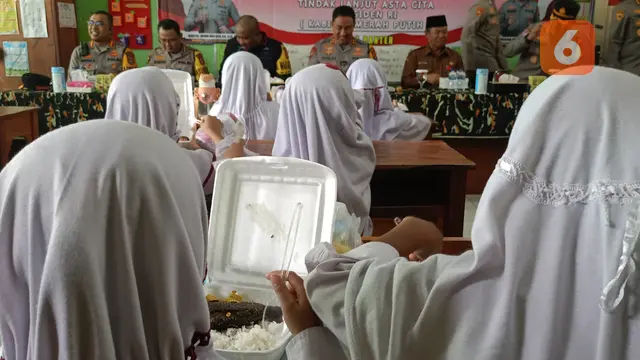 Uji Coba Makan Siang Bergizi Gratis. (Senin, 04/11/2024). (Yandhi Deslatama/Liputan6.com).