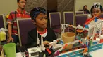 Murid SD mengoperasikan robot hasil kreatifitasnya berupa robot pembuat teh saat kegiatan Indonesian Youth Robot Competititon  di ICE, BSD, Tangerang Selatan (22/4). Kegiatan ini diikuti ribuan murid TK-SMA untuk keempat kalinya. (Merdeka.com/Arie Basuki)