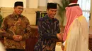 Presiden Jokowi (tengah) menyalami Pangeran Khalid bin Sultan Abdul Aziz Al Suud saat menggelar pertemuan di Istana Negara, Jakarta, Kamis (22/3). Para peserta MHQH tingkat Asean Pasifik ke-10 juga turut hadir. (Liputan6.com/Angga Yuniar)