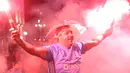 Suporter Marseille turun ke jalan merayakan keberhasilan lolos ke final Liga Europa setelah mengalahkan Salzburg di Marseille, Kamis (3/5/2018). Marseille lolos dengan unggul agregat 3-2 atas Salzburg. (AFP/Boris Horvat)