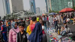 Warga dan pedagang kaki lima (PKL) memadati kawasan car free day (CFD), Bundaran HI, Jakarta, Minggu (4/8/2019). Banyaknya PKL yang berjualan tidak pada tempatnya membuat semrawut dan mengganggu aktivitas olahraga. (Liputan6.com/Faizal Fanani)
