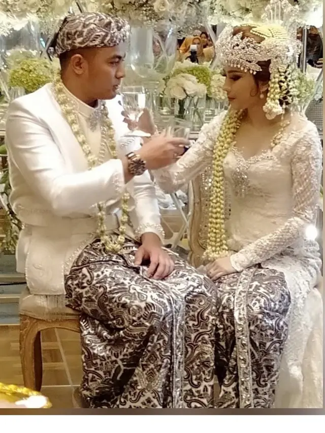 6 Momen Pernikahan Guntur Triyoga dan Apristiyah Devita, Dekorasi Serba Putih