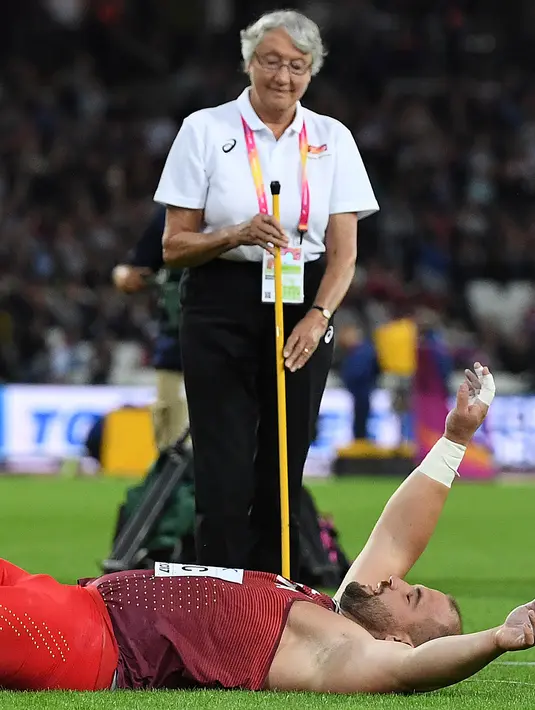 Stipe Zunic asal Kroasia melakukan selebrasi usai meraih perunggu di final tembakan pria selama Kejuaraan Atletik Dunia di London, Inggris (6/8). (AP Photo / Kirill Kudryavtsev)