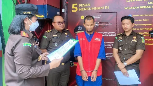 Kepala Kejari Rohil membacakan surat penghentian penuntutan terhadap pelaku pencurian sepeda motor.