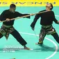 Pesilat Indonesia Hendy dan Yolla Primadona, saat beraksi pada pencak silat nomor artistik ganda putra Asian Games di TMII, Jakarta, Senin (27/8/2018). Hendy dan Yolla mendapat mendali emas dengan nilai 580. (Merdeka.com/Arie Basuki)