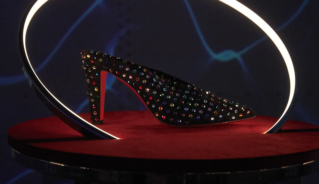 Dalam ruangan putih dengan lantai hingga langit-langit setinggi 10 meter, para undangan dapat menemukan koleksi dalam animasi imersif yang menghidupkan poin inspirasi Louboutin. (Foto: Christian Louboutin)