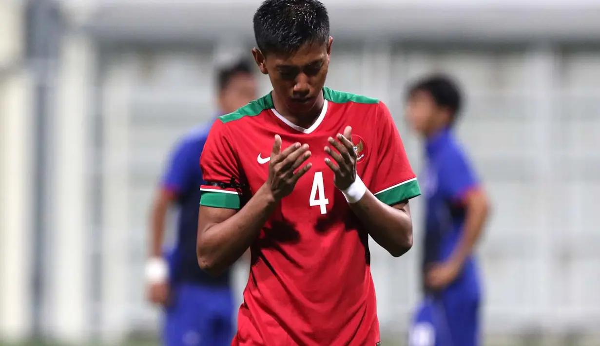Pemain Indonesia U-23, Syaiful Indra Cahya, berdoa dengan khusyuk jelang lawan Kamboja U-23. (Bola.com/Arief Bagus)