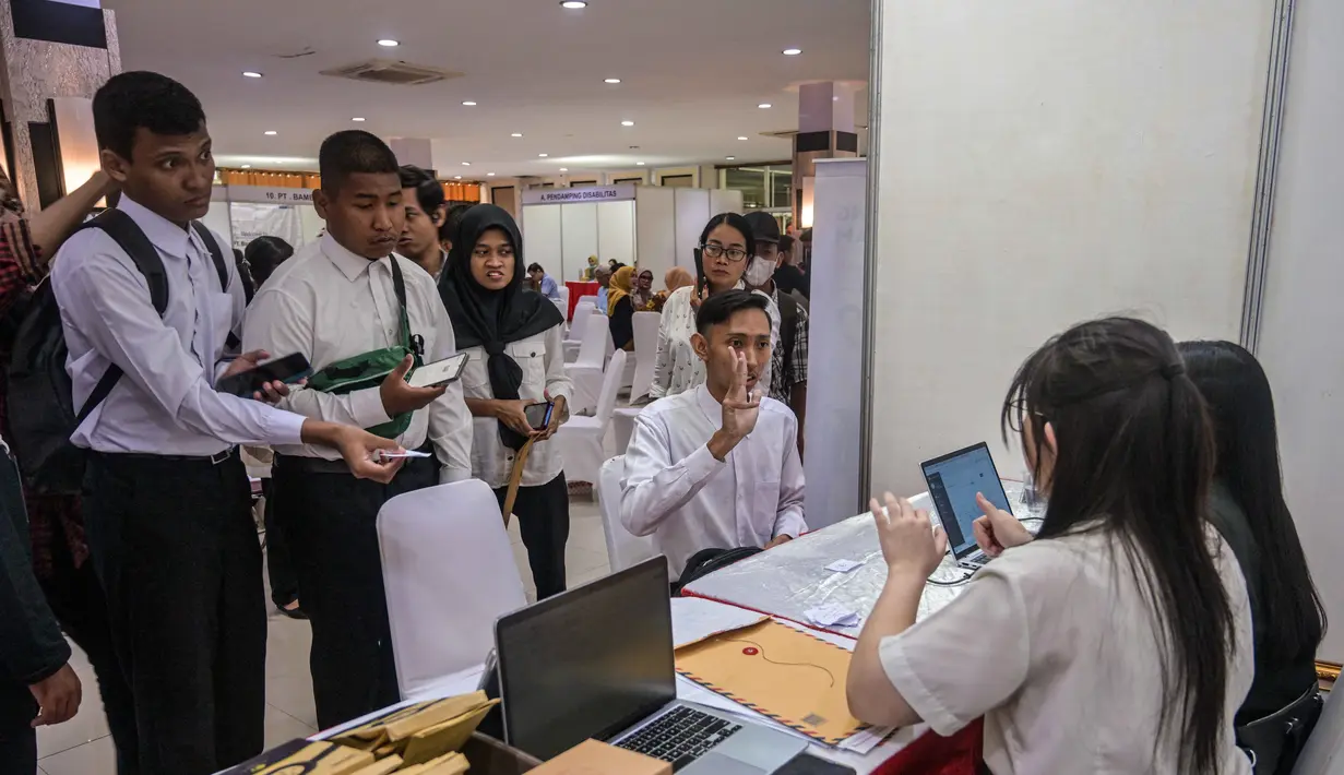 Para penyandang disabilitas menunggu untuk menyerahkan formulir lamaran mereka dalam bursa kerja yang diselenggarakan pemerintah daerah di Surabaya, Jawa Timur, pada Selasa 25 November 2025. Hari ini, Selasa 25 November 2025, para pencari kerja penyandang disabilitas terlihat antusias menunggu giliran untuk menyerahkan formulir lamaran dalam bursa kerja yang diselenggarakan oleh Pemerintah Kota Surabaya, Jawa Timur. (JUNI KRISWANTO/AFP)