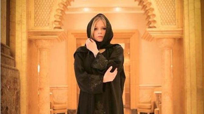 Pakai Kerudung dan Gamis, Avril Lavigne Bikin Heboh dan 