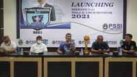 Konferensi pers dan peluncuran turnamen Soeratin U-17 Piala Umuh Muchtar 2021 di Gedung Asprov PSSI Jawa Barat, Senin (8/11/2021). (Bola.com/Erwin Snaz)