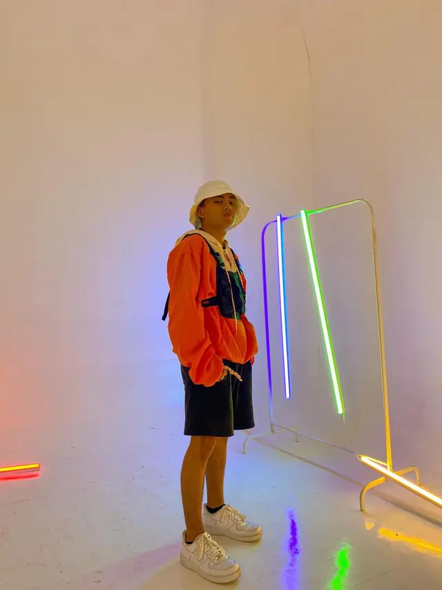 6 Gaya Brandon De Angelo IMB saat Pakai Bucket Hat, Tampil Stylish