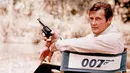 Sir Roger George Moore lahir di Inggris pada 14 Oktober 1927. Berperan sebagai agen rahasia James Bond selama tujuh film antara tahun 1973 sampai 1985 menjadikannya sebagai aktor paling lama yang memerankan karakter James Bond. (GPB News)