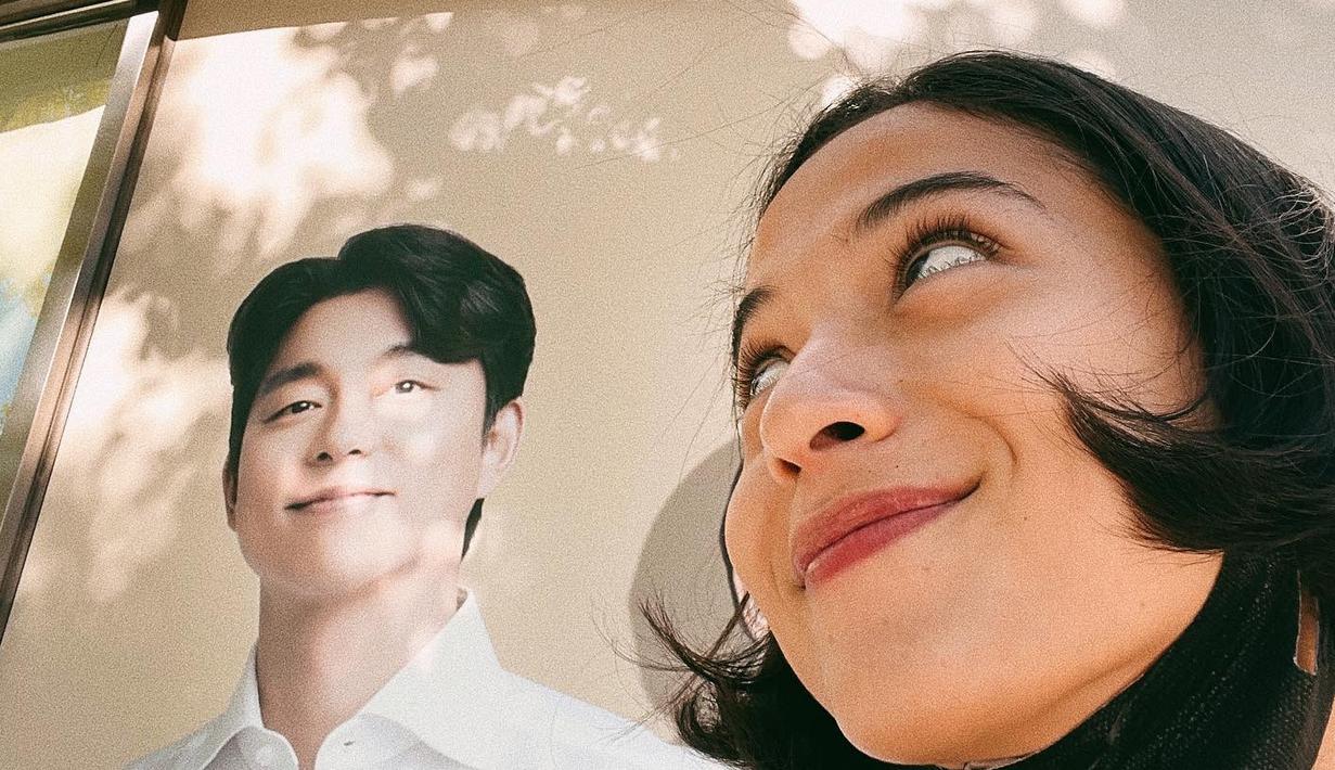 <p>Ekspersi bahagia Putri Marino melihat poster idolanya terpampang besar. "Beberapa selfie berdua," tulis Putri. (Foto: Instagram/ putrimarino)</p>