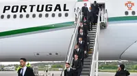 Bintang Portugal, Cristiano Ronaldo, bersama rekan-rekannya saat tiba di Bandara Zhukovsky, Moskow, Sabtu (9/6/2018). CR 7 akan berjuang bersama Portugal pada ajang Piala Dunia 2018 Rusia. (AFP/Yuri Kadobnov)