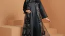Tasya sendiri tampil dengan kenakan gamis satin hitam panjang dengan outer lace bermotif gold [@tasyafarasya]
