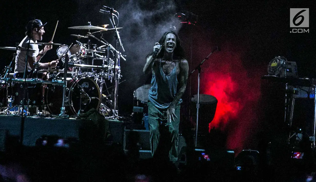 Aksi panggung band Incubus asal Amerika Serikat saat menggelar konser di Jakarta, Rabu (7/2). Konser musik ini bertajuk Incubus Live In Jakarta. (Liputan6.com/Faizal Fanani)