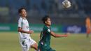 Pemain Persikab Bandung, Puja Abdullah (kanan) menguasai bola pada laga pertama Grup Tengah Liga 2 2022/2023 antara Persikab Bandung melawan PSIM Yogyakarta di Stadion Si Jalak Harupat, Bandung, Minggu (28/8/2022). (Bola.com/M Iqbal Ichsan)