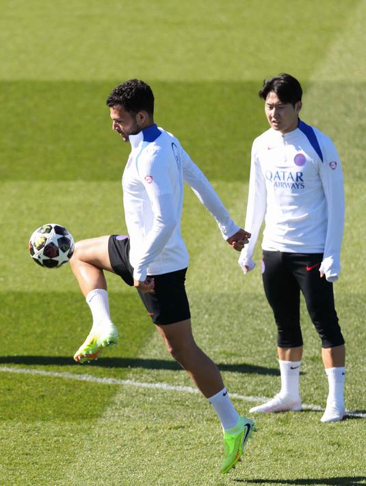 Saat ini, PSG, sebagai juara bertahan, jelas diunggulkan mengingat kualitas skuad mereka saat ini. Tampak dalam foto, penyerang Paris Saint-Germain asal Portugal, Goncalo Ramos (kiri) mengontrol bola selama sesi latihan di Campus Paris Saint-Germain, Poissy, pinggiran barat Paris pada Selasa 7 April 2026. (FRANCK FIFE/AFP)