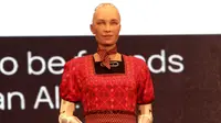 Robot Sophia berinteraksi dengan penonton dalam dialog internasional CSIS di Hotel Borobudur, Jakarta, Selasa (17/9/2019). Kehadiran Sophia untuk menunjukkan bahwa robot dapat membantu manusia dalam berbagai aktivitas. (merdeka.com/Iqbal Nugroho)