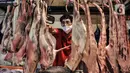Pedagang daging sapi menunggu pembeli di Pasar Senen, Jakarta, Kamis (17/3/2022). Harga daging sapi yang masih melambung tinggi pada kisaran Rp 130.000 - Rp 145.000 per kilogram menyebabkan penjualan menurun hingga 50 persen. (merdeka.com/Iqbal S. Nugroho)