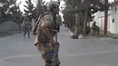 Pasukan Khusus Afghanistan berpatroli di jalan yang sepi selama pertempuran dengan pejuang Taliban di Lashkar Gah, Provinsi Helmand, Afghanistan, Selasa (3/8/2021). Taliban terus maju merebut sembilan dari 10 distrik Ibu Kota Provinsi Helmand. (AP Photo/Abdul Khaliq)