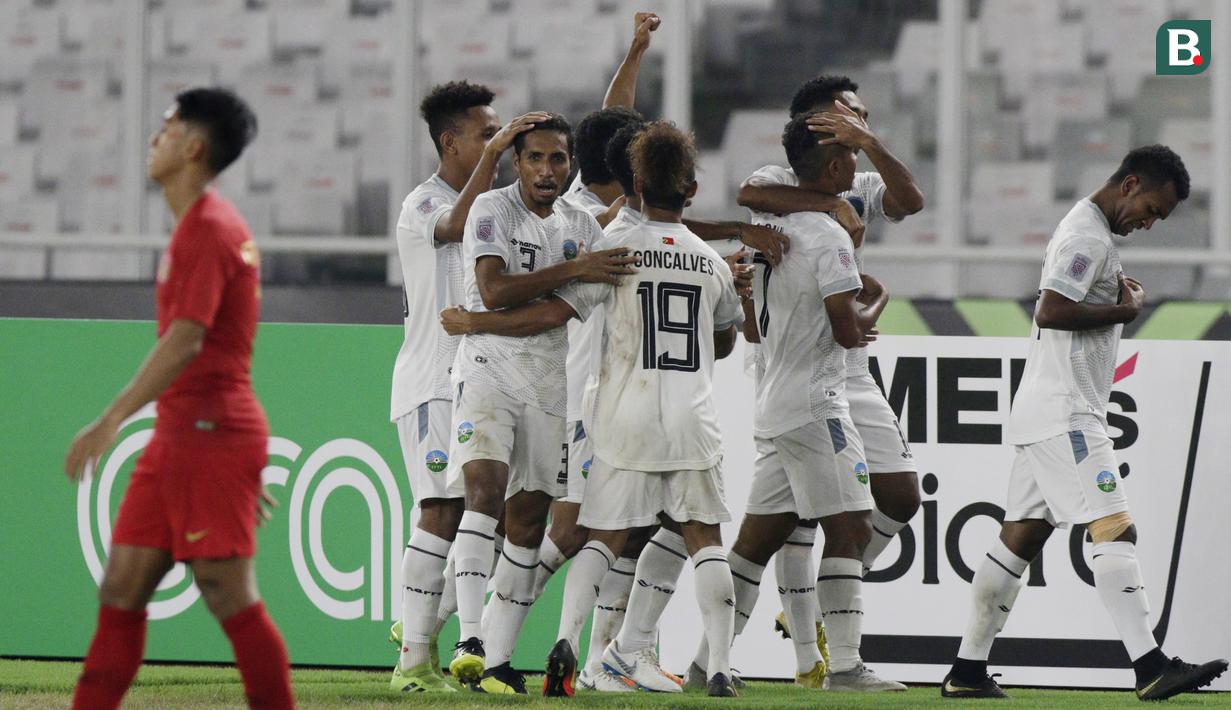 Para pemain Timor Leste merayakan gol yang dicetak Rufino Walter ke gawang Timnas Indonesia pada laga Piala AFF 2018 di SUGBK, Jakarta, Selasa (13/11). Indonesia menang 3-1 atas Timor Leste.(Bola.com/M. Iqbal Ichsan)