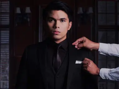 Adik ipar Aurel Hermansyah ini dikenal sebagai salah satu YouTuber yang sering tampil dengan gaya kasual. Namun di beberapa kesempatan, Thariq Halilintar juga pakai jas formal. Seperti kali ini, ia tampil dengan jas serta kemeja hitam.(Liputan6.com/IG/@thariqhalilintar)