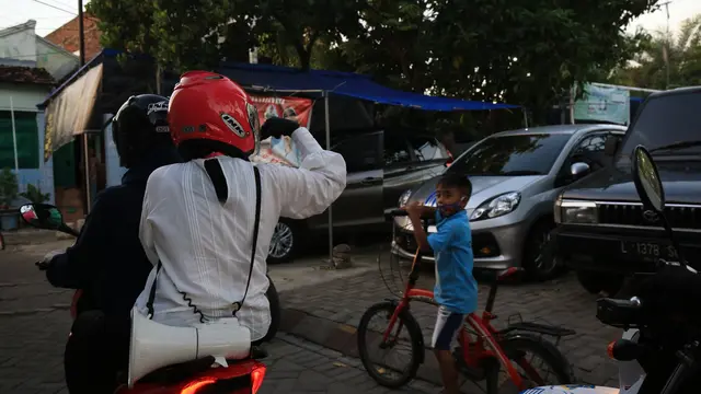 Momen Tri Rismaharini Sidak Masker di Jalanan. (Sumber: Twitter/BanggaSurabaya)