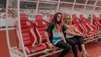 Amanda Gonzales sering ikut ke stadion. Momen ia stadion tour ditemani oleh sang ibunda, Eva. Keduanya tampak dekat dan kompak pakai baju sama. Tak cuma itu, keduanya juga sama-sama berkacamata. (Liputan6.com/IG/gonzalezamanda10)