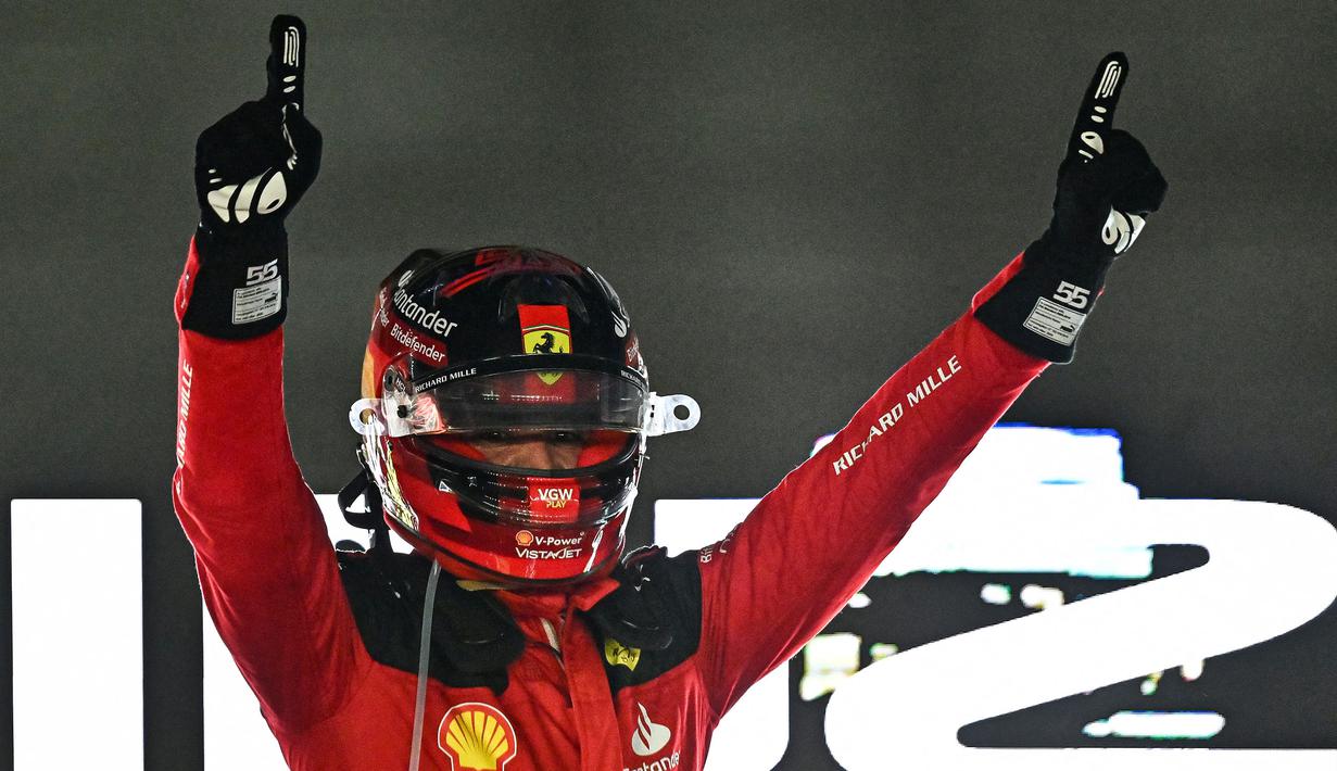 Selebrasi pembalap tim Scuderia Ferrari, Carlos Sainz setelah memenangi balapan F1 GP Singapura 2023 di Marina Bay Street Circuit, Singapura, Minggu (17/9/2023) malam WIB. (AFP/Mohd Rasfan)
