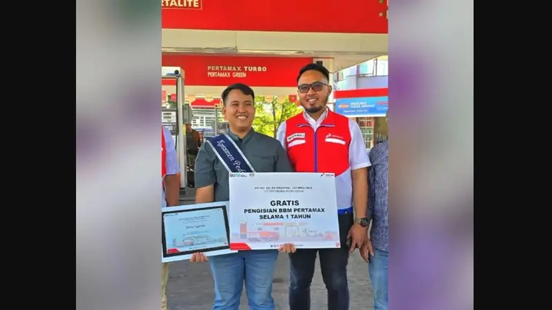 Dicky Aprilio (27) warga Tulangan Sidoarjo mendapatkan penghargaan dari Pertamina dengan gratis isi BBM Pertamax selama satu tahun