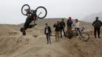 Aksi pemuda Afghanistan saat melakukan lompatan disaksikan para temannya saat mengendarai sepeda Dirt Jump (DJ) di Kabul, Afghanistan (20/11). Sepeda jenis ini awalnya dirancang untuk anak muda perkotaan, sebagai alat transportasi. (Reuters/Omar Sobhani)