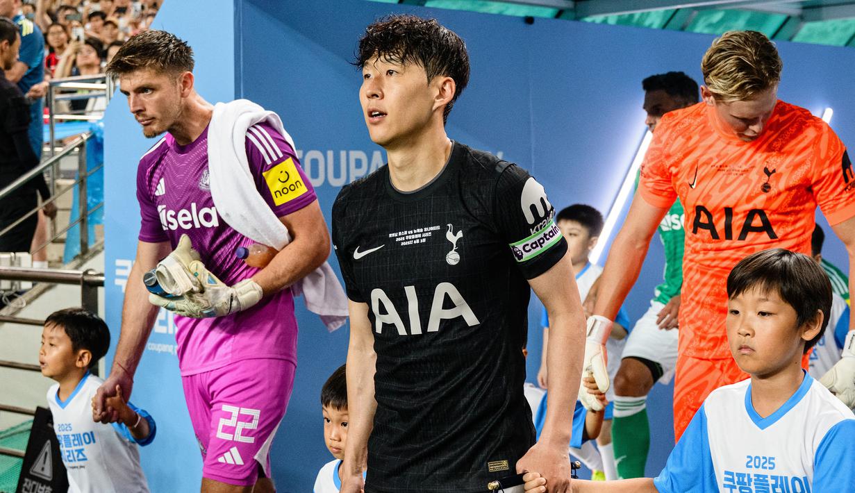 Pemain Tottenham Hotspur, Son Heung-min memasuki lapangan pertandingan menjelang laga persahabatan pramusim melawan Newcastle di Seoul World Cup Stadium, Seoul, Korea Selatan, Minggu (03/08/2025) waktu setempat. (AFP/Anthony Wallace)