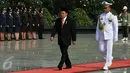 Wapres Jusuf Kalla saat berjalan menuju tempat upacara peringatan Hari Pahlawan di Taman Makam Pahlawan Kalibata, Jakarta, Selasa (10/11). Upacara peringatan Hari Pahlawan tersebut rutin dilakukan setiap 10 November. (Liputan6.com/Johan Tallo)