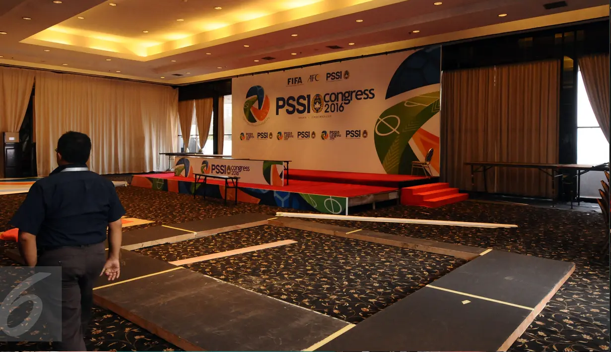 Salah satu panitia mengecek kesiapan pelaksanaan Kongres PSSI di Ballroom Hotel Mercure Ancol Jakarta, Rabu (9/11). Kongres PSSI 2016 akan memilih Ketua dan Wakul Ketua serta anggota Komite Ekssekuitf. (Liputan6.com/Helmi Fithriansyah)
