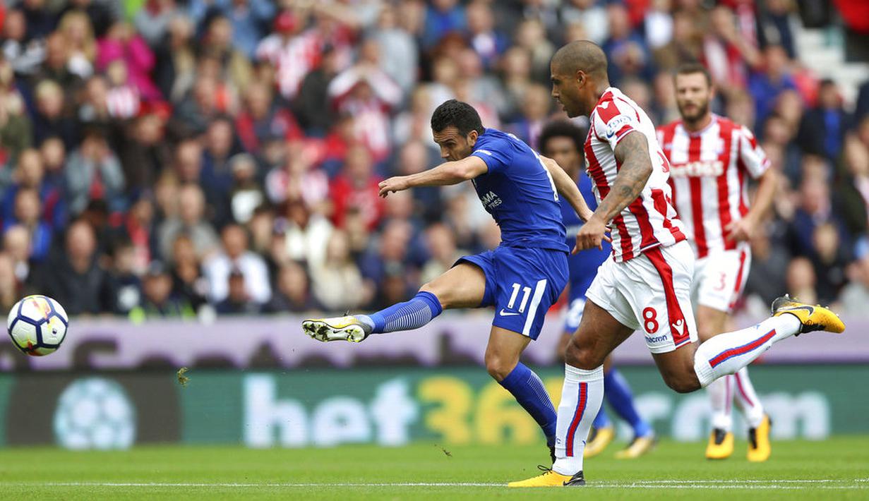 Aksi pemain Chelsea, Pedro scores (kiri) mencetak gol ke gawang Stoke City pada lanjutan Premier League di bet365 Stadium, Stoke, (23/9/2017). Satu gol Pedro membuat Chelsea menang 4-0. (Nigel French/PA via AP)