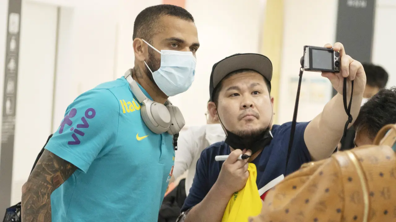 Pemain bintang sekaligus bek veteran Brasil, Dani Alves, melayani permintaan fans untuk foto bersama.  (Foto:AFP/Charly Triballeau)